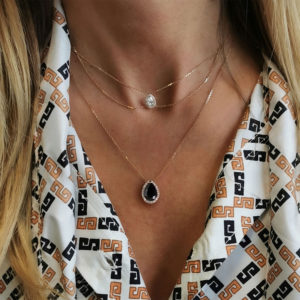 Collier mila poire black 5 carats en or rose porté