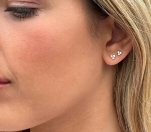 Boucle d'oreille puce Elyss PM & GM en or 18 carats et diamants taille brillant