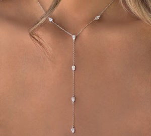 Collier sautoir Just Joy en or blanc 18 carats et diamants taille poire