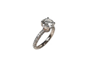 Solitaire Antik taille brillant en or blanc 18 carats et diamants