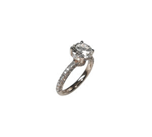 Solitaire Antik taille brillant en or blanc 18 carats et diamants