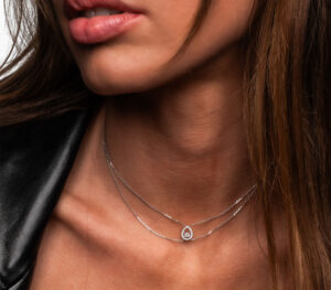 Chocker Mila New en or gris porté