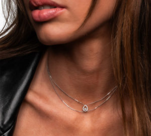 Chocker Mila New en or gris porté