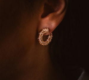 Boucle d'oreille Sophia twist portée