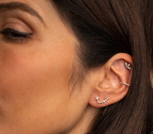 Puce d'oreille iris wave seven en or rose porté