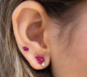 Puce d'oreille just joy petals pink en or rose porté