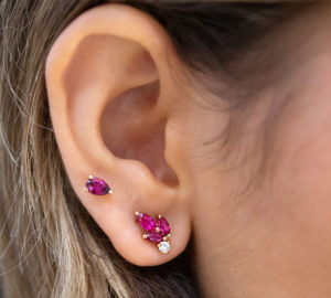 Puce d'oreille just joy petals pink en or rose porté