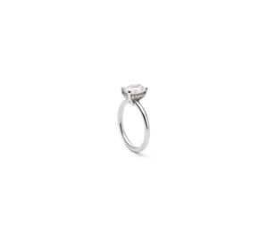 Solitaire Iris Diamant Ovale en or blanc debout